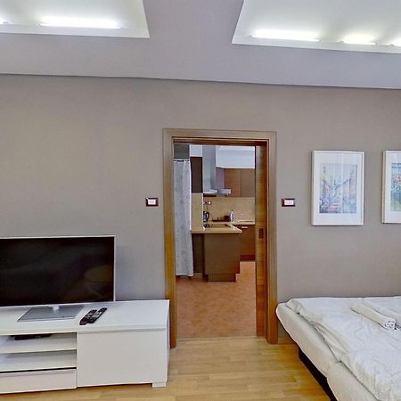 2Br Apt With Free Garage Parking, Close To The Historic Centre Bratislava Luaran gambar