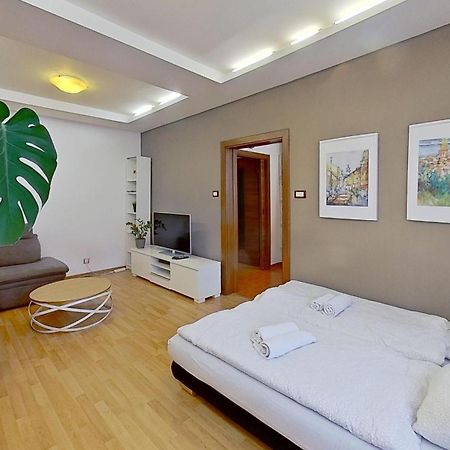 2Br Apt With Free Garage Parking, Close To The Historic Centre Bratislava Luaran gambar