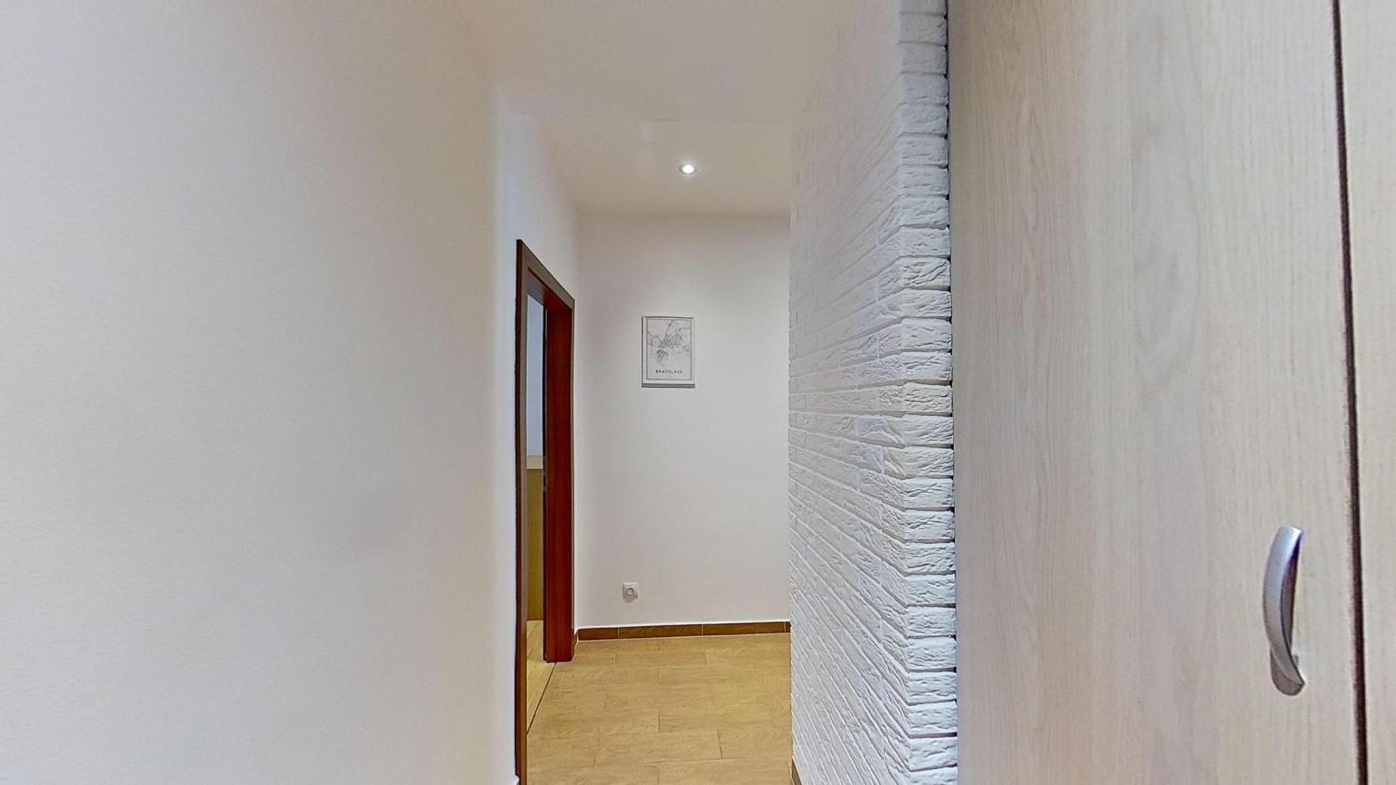 2Br Apt With Free Garage Parking, Close To The Historic Centre Bratislava Luaran gambar