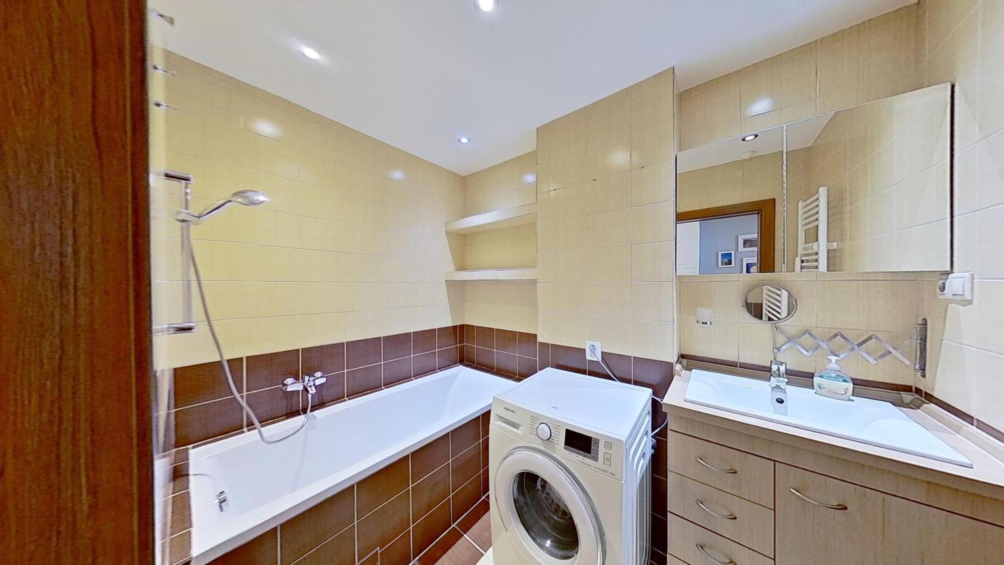 2Br Apt With Free Garage Parking, Close To The Historic Centre Bratislava Luaran gambar