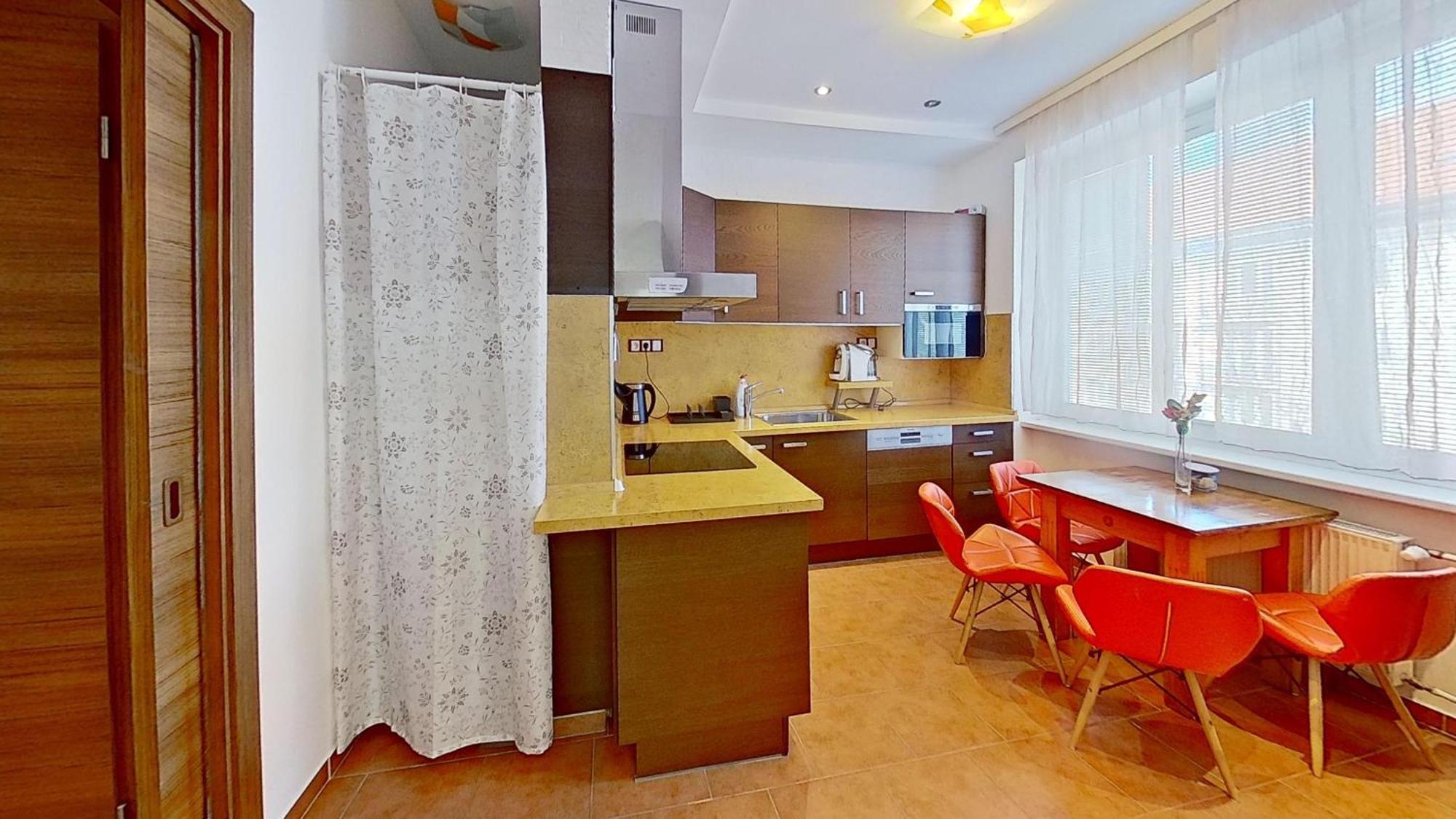 2Br Apt With Free Garage Parking, Close To The Historic Centre Bratislava Luaran gambar